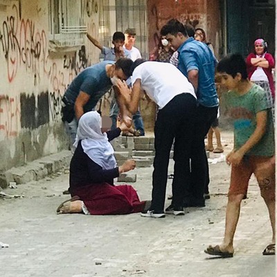 İşaret diliyle eşini ihbar etti!