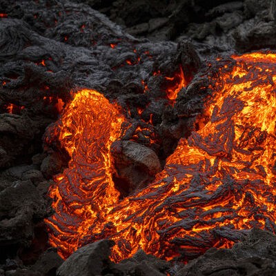 İzlanda'da yanardağ patlaması: Lav topları oluştu!
