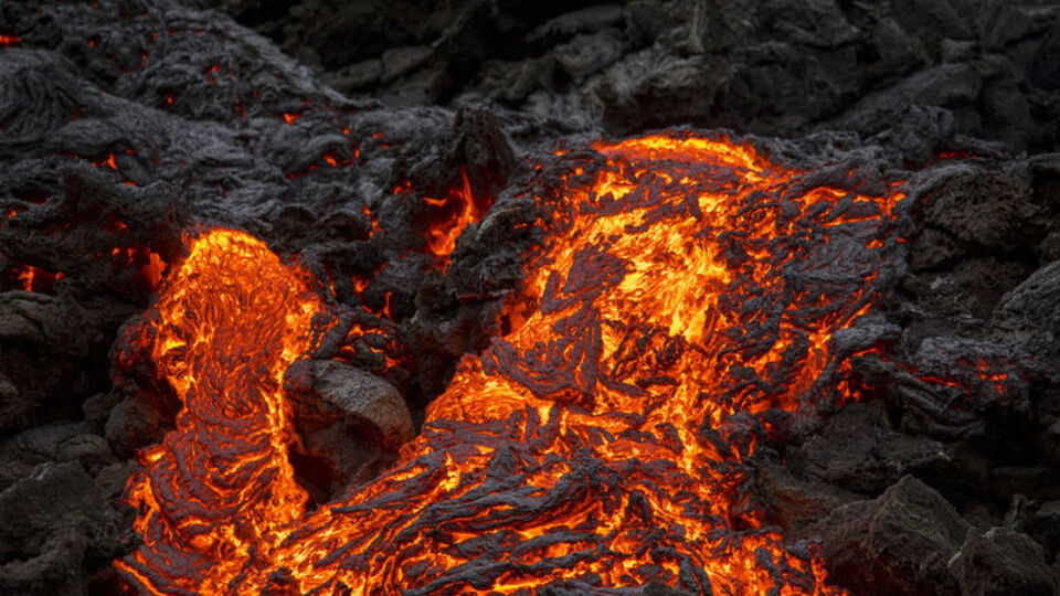 İzlanda'da yanardağ patlaması: Lav topları oluştu!