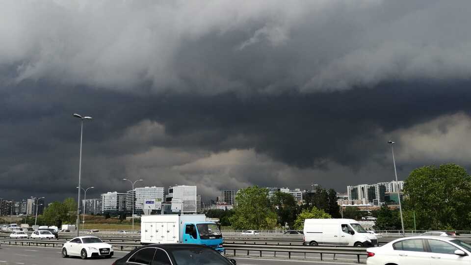 İstanbul karardı! Kuvvetli yağış başladı