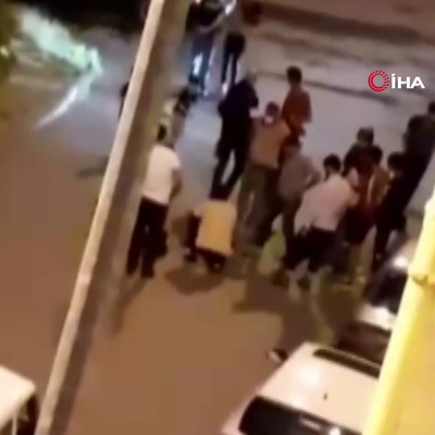 Darbettikleri kadını araçtan attılar!