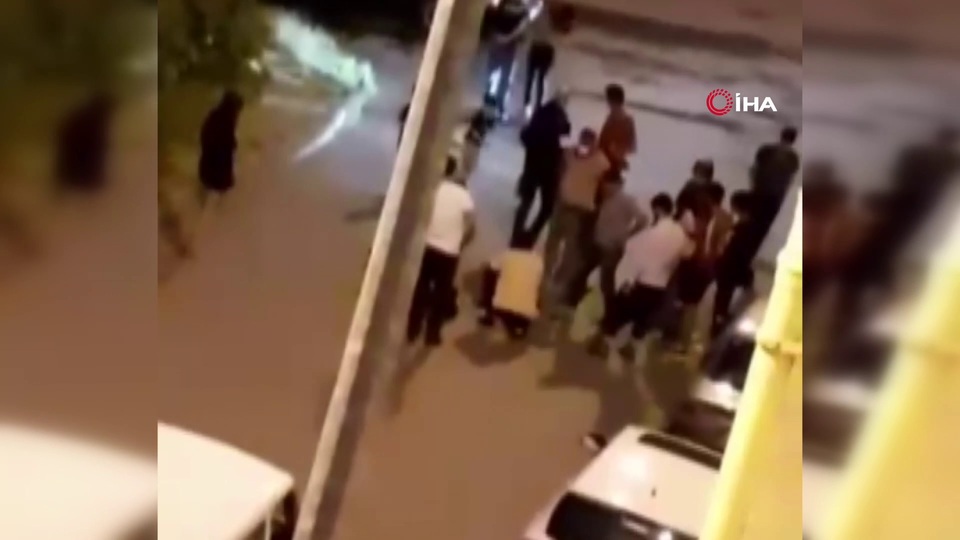 Darbettikleri kadını araçtan attılar!