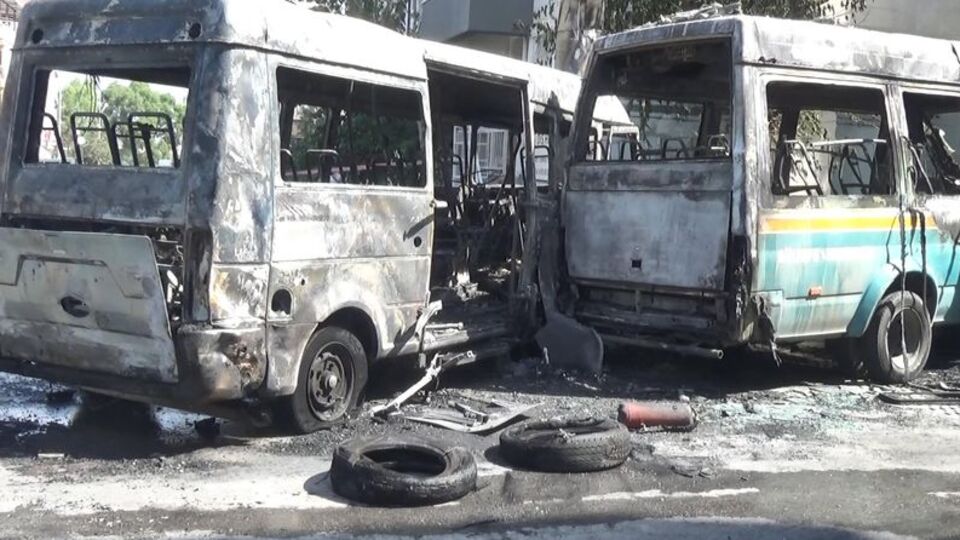 Çarpışan yolcu minibüsleri yandı: 6 yaralı