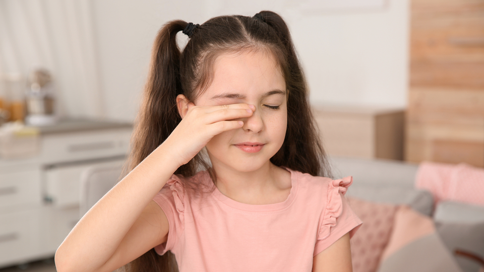 Çocuk gözünü sürekli kırpıyor ve ovuşturuyorsa dikkat!