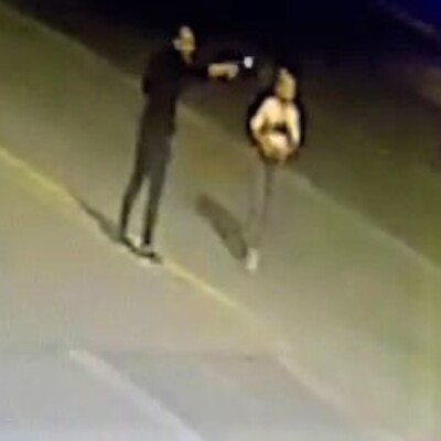 Maganda genç kızı boynundan vurdu!