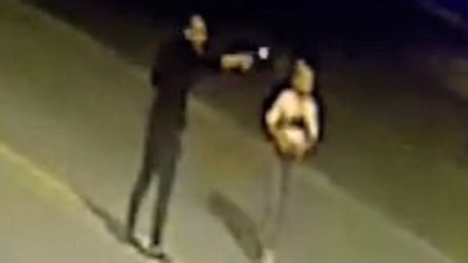 Maganda genç kızı boynundan vurdu!