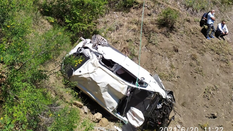 Otomobil uçuruma yuvarlandı: 2 ölü, 2 yaralı!
