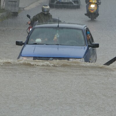 Tekirdağ'da araçlar suya gömüldü!