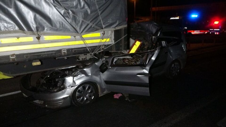 TIR ile çarpışan otomobilin sürücüsü hayatını kaybetti