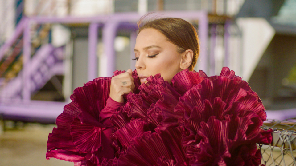 Demet Akalın'dan 'Bi Daha Bi Daha'