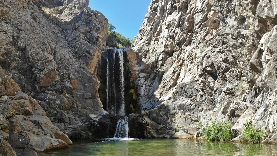 Meşe ağaçlarının arasında doğal havuz