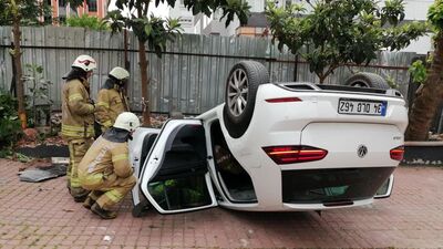 Aşı kazası mı! Önce ağaca sonra tabelaya