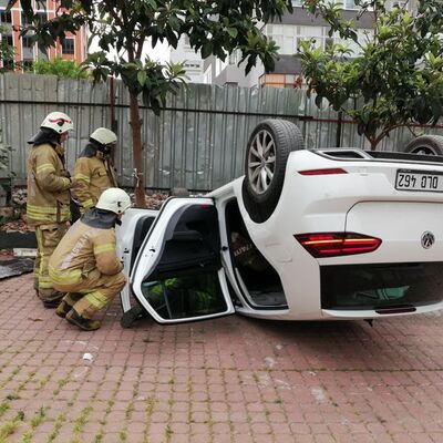 Aşı kazası mı! Önce ağaca sonra tabelaya