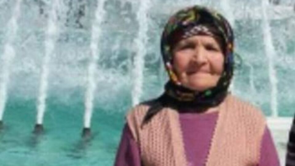 Yaşlı kadını alevlerden kurtaramadılar