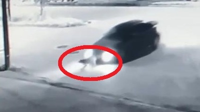 Köpeğe çarpıp metrelerce sürükledi!