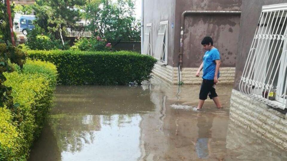 Başkentte istinat duvarı çöktü, evleri su bastı!