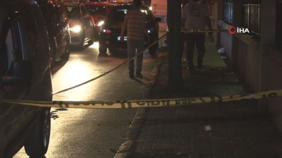 Küçükçekmece'de araca silahlı saldırı