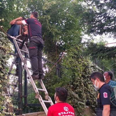 Okul bahçesinde mahsur kalan çocuğu itfaiye kurtardı