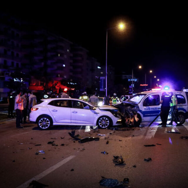 Aşırı hızlı otomobil polis noktasına daldı: Yaralılar var