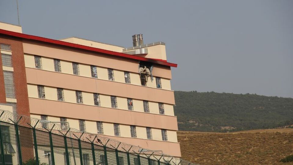 Geri Gönderme Merkezi'nde yangın: 1 sığınmacı öldü