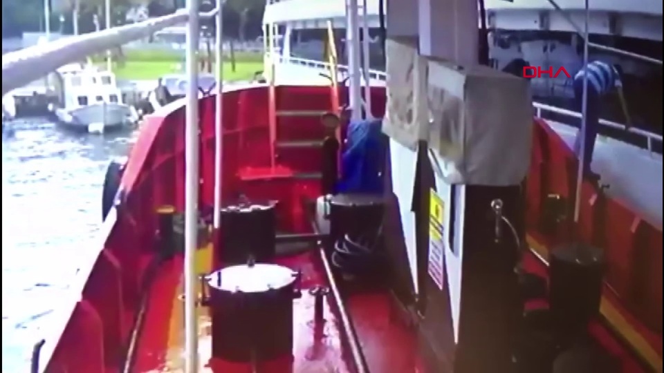 Tekneden tekneye atlarken boğuldu!