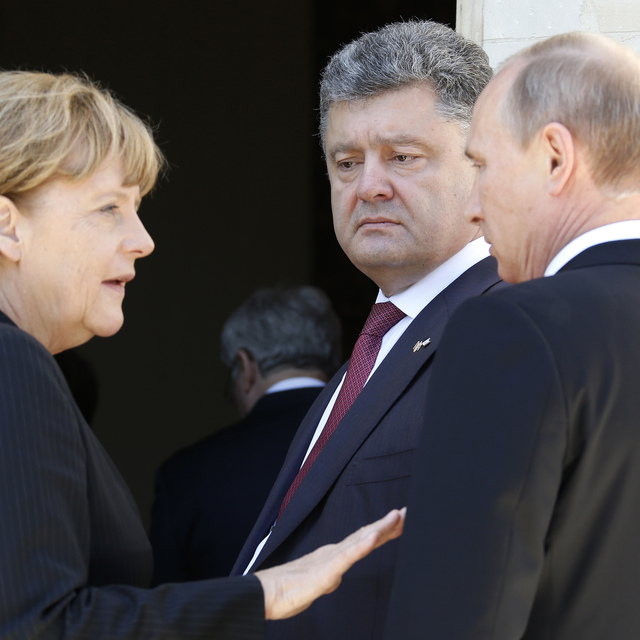 Angela Merkel'den Putin'e diyalog çağrısı