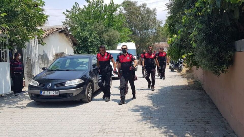 Ailesiyle kavga etti! Polisi bıçakladı!