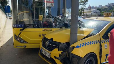 Feci kaza! Otobüsle taksi çarpıştı