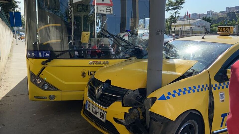 Feci kaza! Otobüsle taksi çarpıştı
