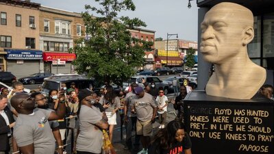 New York'taki George Floyd heykeli aşırı sağcı bir grubun saldırısına uğradı