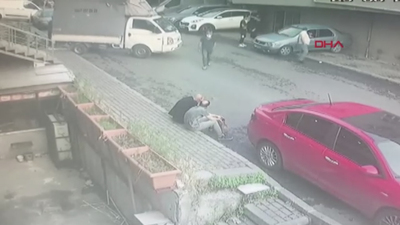 Güngören'de hiç tanımadığı adama kafa attı, silahla kovaladı