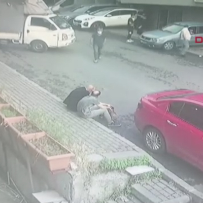 Güngören'de hiç tanımadığı adama kafa attı, silahla kovaladı