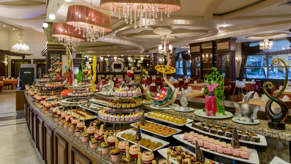 Açık büfeler kontrollü sunuluyor