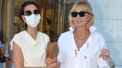 Eşinin baş harfini boynunda taşıyor