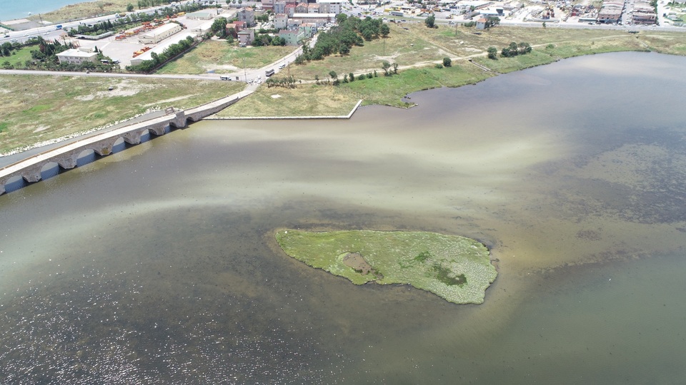 Büyükçekmece Gölü'nün rengi değişti!