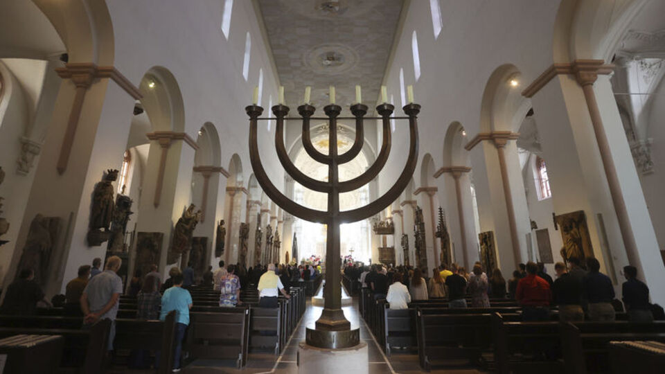 Almanya'daki bıçaklı saldırıda hayatını kaybedenler anıldı