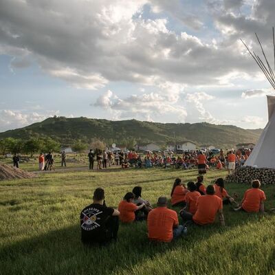 Kanada'da kemikleri bulunan 751 çocuk için anma gecesi!