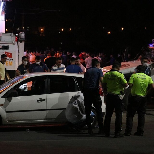 Siirt'te otomobil çocuğa çarptı, mahalleli yolu trafiğe kapattı
