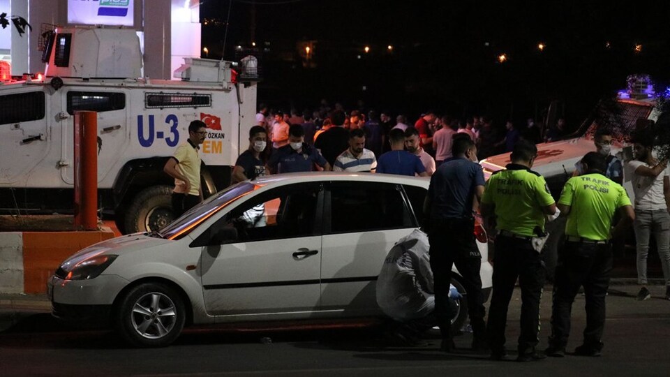 Siirt'te otomobil çocuğa çarptı, mahalleli yolu trafiğe kapattı