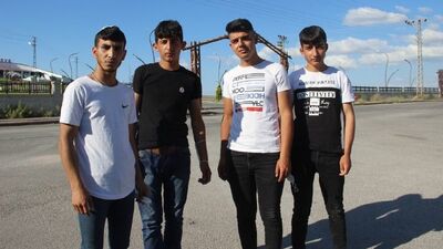 Düğün konvoyunun önünü kestiler, dayak yediler