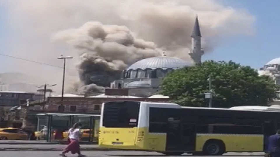 Fatih'te oyuncak deposunda yangın!