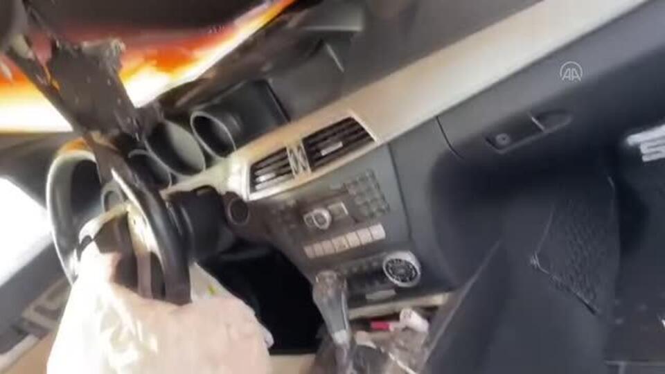 Sahibinin çalıştırmak istediği otomobil patladı!