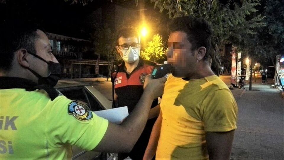 Polisin alkollü sürücüyle imtihanı! "Ciğerlerim yetmiyor abi!"