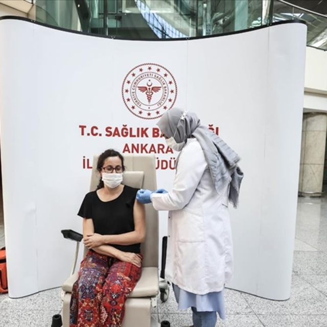 Esenboğa Havalimanı'nda Kovid-19 aşısı yapılmaya başlandı