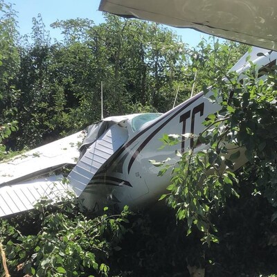 Eğitim uçağı bahçeye indi: 2 yaralı!