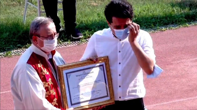 Mezuniyet töreninde duygu dolu anlar