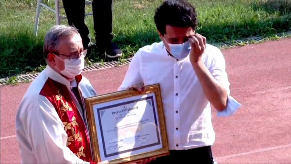 Mezuniyet töreninde duygu dolu anlar