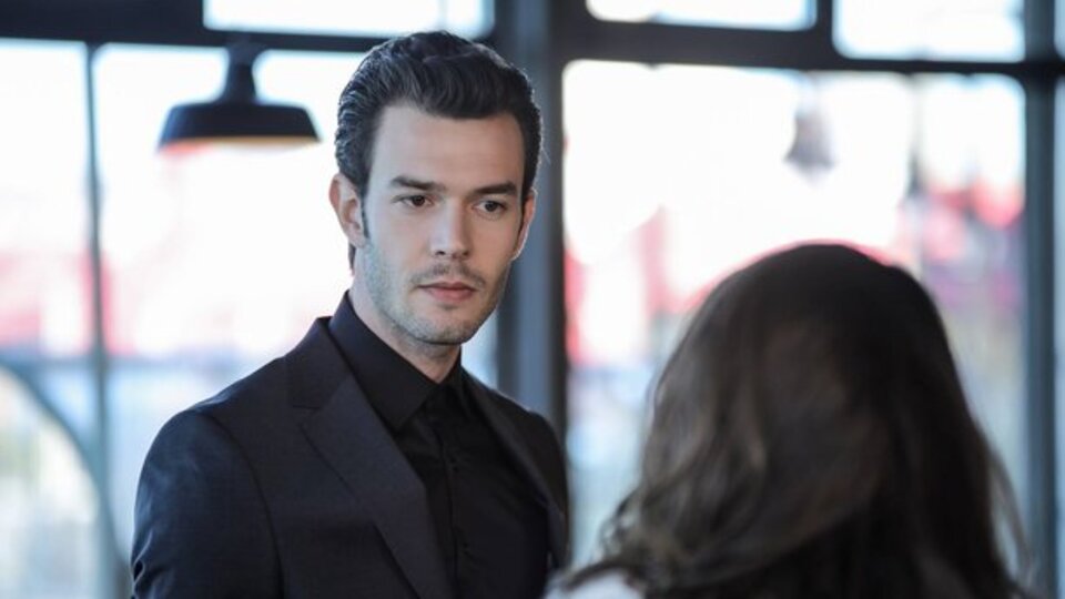 Baht Oyunu Bora kimdir?