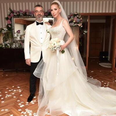 Ünlü şarkıcı evlendi