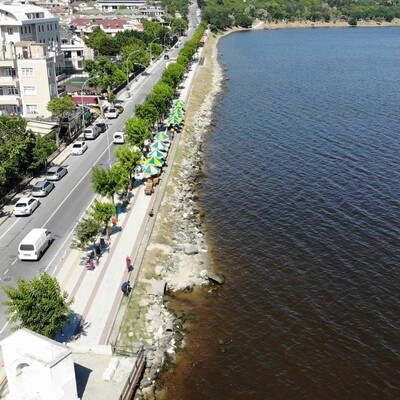 Küçükçekmece Gölü kızıla dönüştü